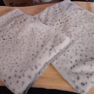 Pair of bedroom pillow covers, super soft faux fur
